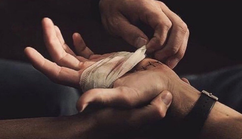 Derler ki; "kimin yarasına kabuk olursan ol, iyileştirdiğin an düşersin."