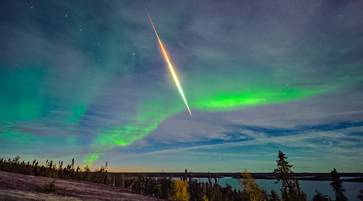 ScienceOutThere's tweet image. UPDATE: I had two cameras rolling for this meteor/aurora occurrence I captured over Prelude Lake. Colorful bolide took nearly 7 seconds in total to cross the sky. The A7S3/14mm combo caught the *entire* meteor! WOOH! #yellowknife @spectacularNWT @TweetAurora @spaceweatherman 1/2