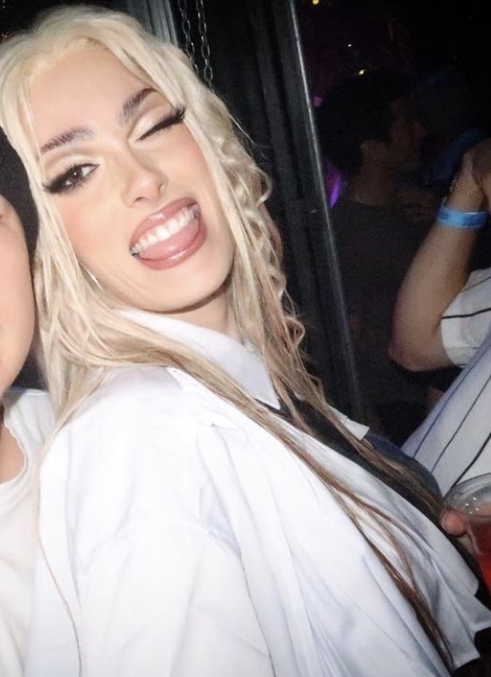 DAlLYGOODE's tweet photo. her smile <3 https://t.co/0vMz4k78wQ