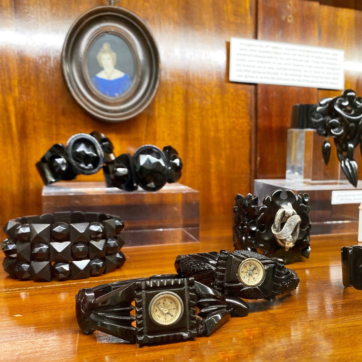 museumwhitbyjet's tweet photo. Often mistaken for watches, the two bracelets at the front actually contain compasses 🧭
For the fashionable Victorian lady who has everything!
#whitbyjet #jet #museumofwhitbyjet #victorianjewellery #antiquejewellery #museumsofwhitby #whitby #yorkshirecoast #jewellery https://t.co/uGud0NLGQg