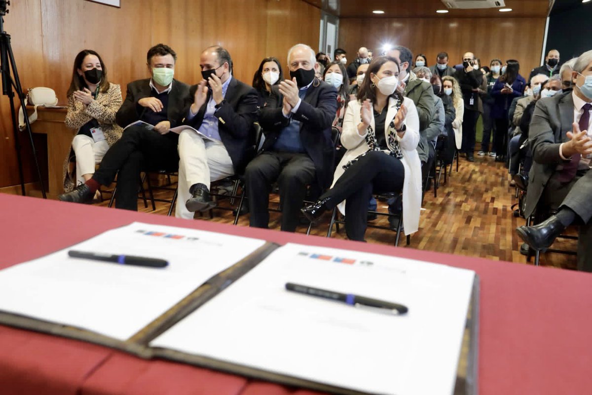 En Concepción, el ministro <a href="/tvalenzuelavt/">Esteban Valenzuela Van Treek</a>, ministro de <a href="/Minvu/">MINVU - Chile</a> <a href="/carlosmontestwt/">Carlos Montes</a>, gobernador <a href="/rdiazworner/">Rodrigo Díaz Worner</a>, <a href="/INFOR_Minagri/">Instituto Forestal</a> y <a href="/Corfo/">Corfo</a> lanzaron el Plan regional de industrialización de vivienda en madera🪵, que contribuirá a la fabricación de casas y enfrentar el déficit habitacional🏡