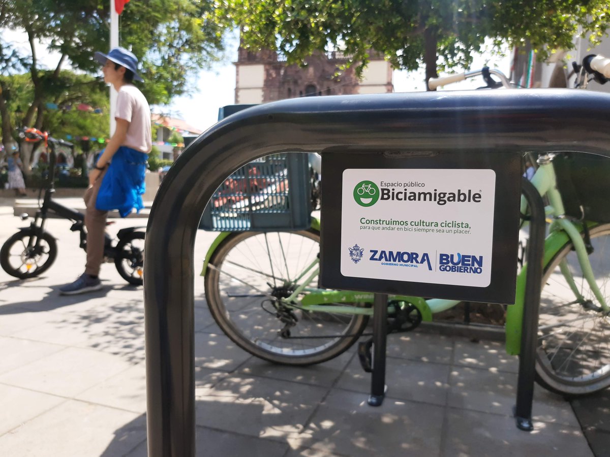 biciamigable's tweet photo. 🥳Estoy muy feliz porque acabamos de instalar ciclopuertos para 24 bicis, en la plaza principal de Zamora MX. Es sorprendente que en minutos ya había usuarias amarradas 😍
Agradecimientos y felicitaciones a #zamorabybike y a la dirección de movilidad del @Zamora_Gobierno 💚 https://t.co/vALL9lKytT