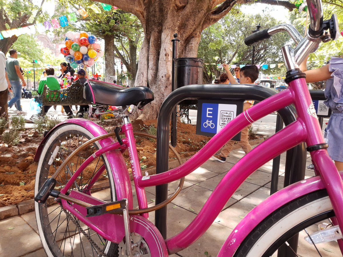 biciamigable's tweet photo. 🥳Estoy muy feliz porque acabamos de instalar ciclopuertos para 24 bicis, en la plaza principal de Zamora MX. Es sorprendente que en minutos ya había usuarias amarradas 😍
Agradecimientos y felicitaciones a #zamorabybike y a la dirección de movilidad del @Zamora_Gobierno 💚 https://t.co/vALL9lKytT