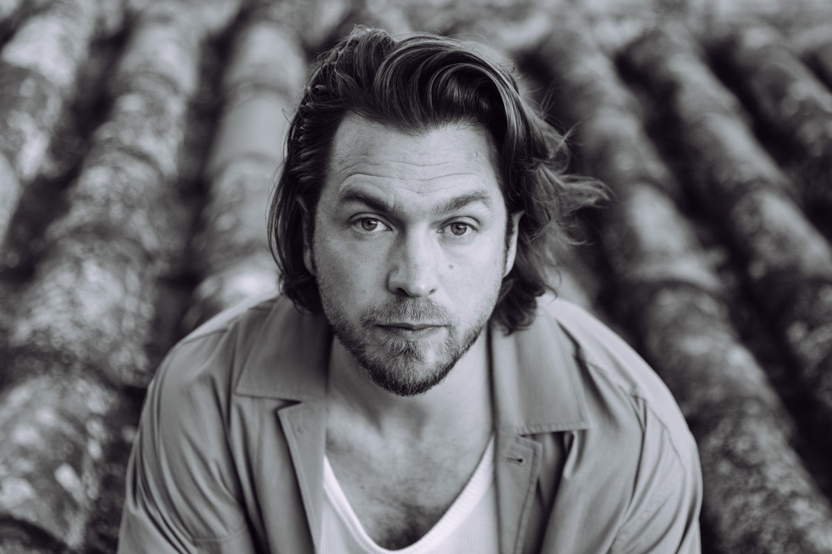 GlobalHillside's tweet photo. ⚡️A D A M   G I L E S   L E V Y ⚡️

English-born singer, songwriter, and guitarist, #AdamGilesLevy is an amalgam of acoustic bluesy goodness, apocalyptic rock bangers, and cinematic dark folk, elegantly delivered to striking effect. he was well into his thirties

#TheFall. 16/9 https://t.co/tH4a7rcteE