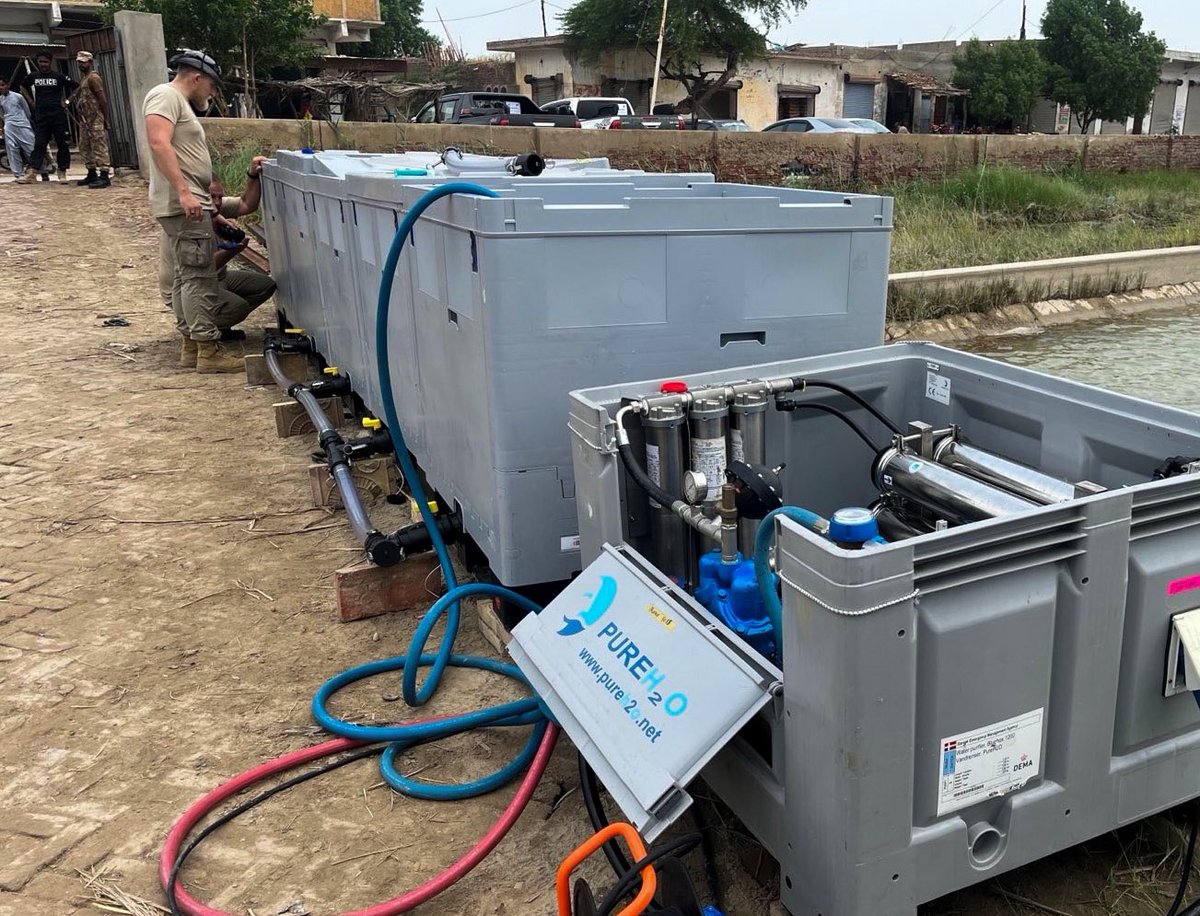 BRSdk's tweet photo. I dag er produktionen af rent drikkevand påbegyndt i indsatsområdet i Pakistan. De udsendte specialister arbejder i løbet af ugen mod at være oppe på fuld produktions- og distributionsstyrke.
#beredskabsstyrelsen #brs #forsvarsmin #danishmfa #eu_echo https://t.co/bKvBPhHxKt