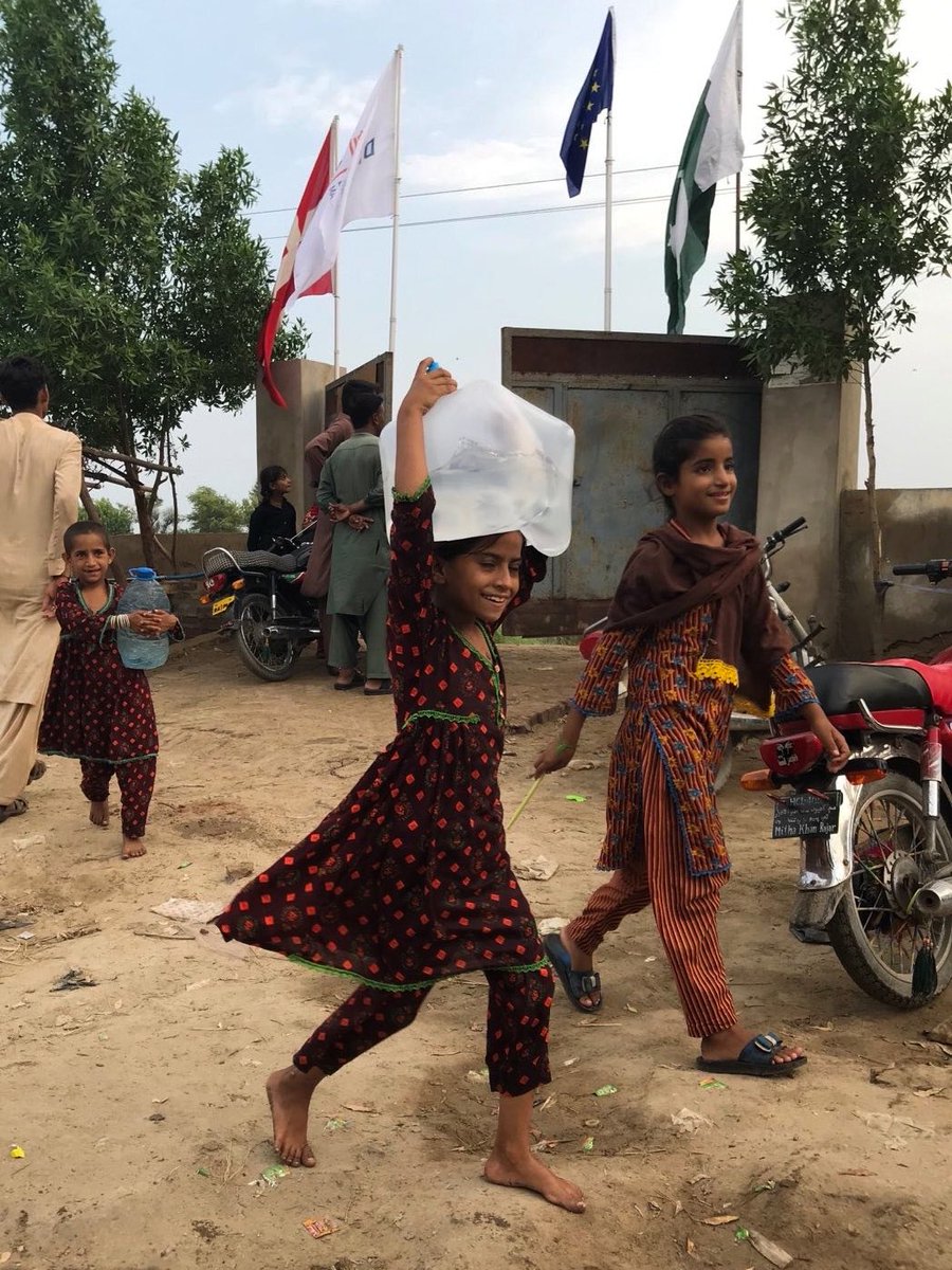 BRSdk's tweet photo. I dag er produktionen af rent drikkevand påbegyndt i indsatsområdet i Pakistan. De udsendte specialister arbejder i løbet af ugen mod at være oppe på fuld produktions- og distributionsstyrke.
#beredskabsstyrelsen #brs #forsvarsmin #danishmfa #eu_echo https://t.co/bKvBPhHxKt