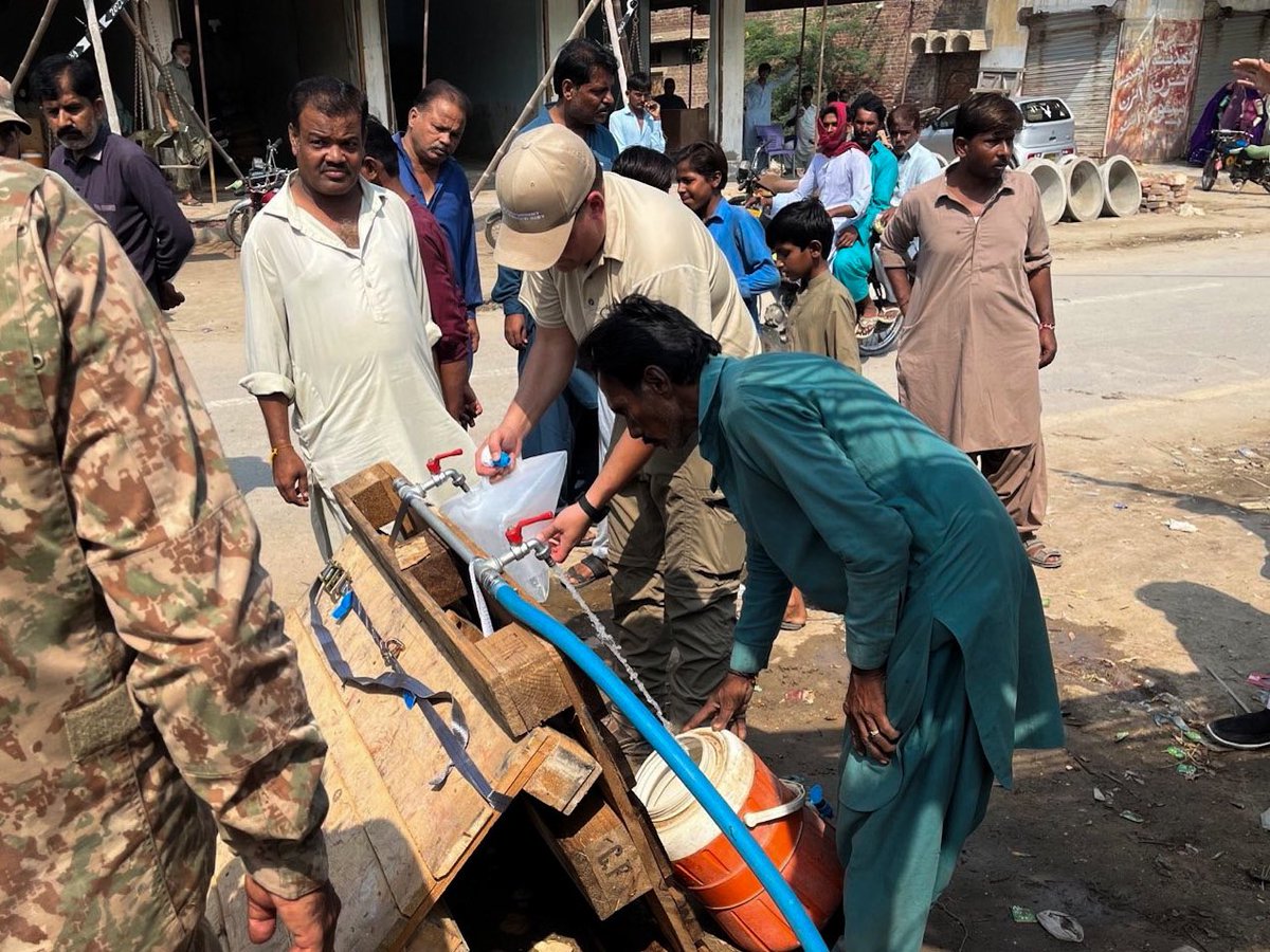 BRSdk's tweet photo. I dag er produktionen af rent drikkevand påbegyndt i indsatsområdet i Pakistan. De udsendte specialister arbejder i løbet af ugen mod at være oppe på fuld produktions- og distributionsstyrke.
#beredskabsstyrelsen #brs #forsvarsmin #danishmfa #eu_echo https://t.co/bKvBPhHxKt
