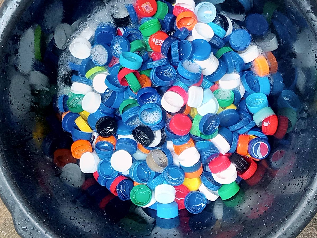 opzyzanny's tweet photo. I have been busy for the past few months and I decided to go home two weeks ago to take a break from any activities by resting but the always occupied me got inspired by the wastes. I didn't know when I got up from the bed and sorted the covers from the bottles. I washed them, https://t.co/K8GqlYeHJL