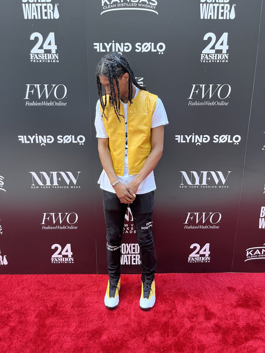 6ohnson's tweet photo. #NYFW 🐝 https://t.co/1gyAha59Cp