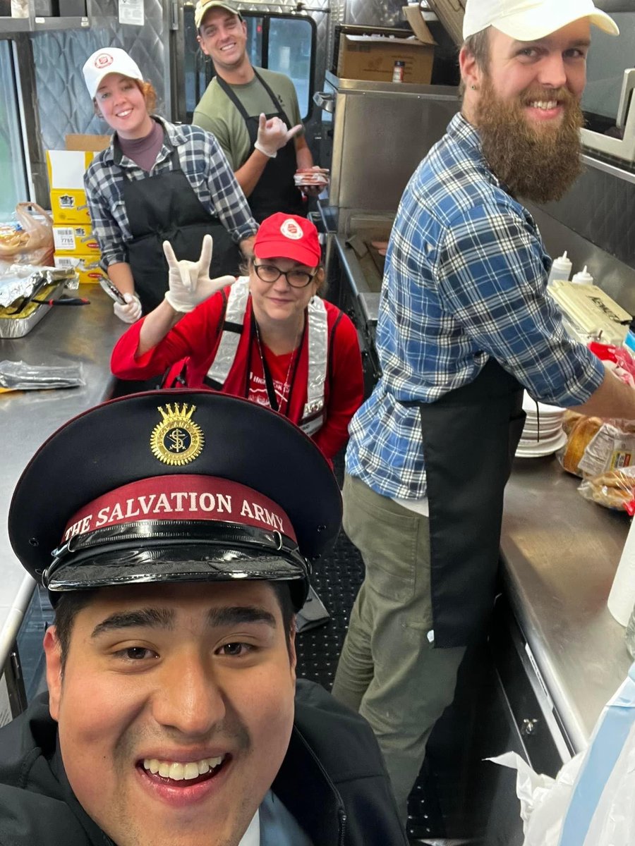 SalArmyIMEDS's tweet photo. The @IMSalArmy Aurora Corps provided meals to survivors of the recent fire at the Parkside Apartment complex. Thanks so much to our local team and volunteers for their efforts! // #TheSalvationArmy #Aurora #EmergencyDisasterServices https://t.co/htdl8hH4c7