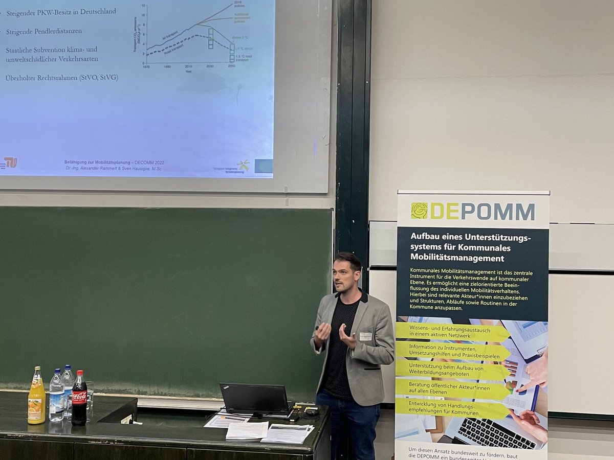 Heute auf der #DECOMM in München der Vortrag von @SvenHausigke und mir zur Mobilitätsplanung!
Drei Voraussetzungen für ein Funktionieren:
1. Wissen über die Mobilität
2. Mobilitätsziele
3. Strategien &amp; Maßnahmen zur Gestaltung 

Mehr auf dazu auf mobilbericht.de