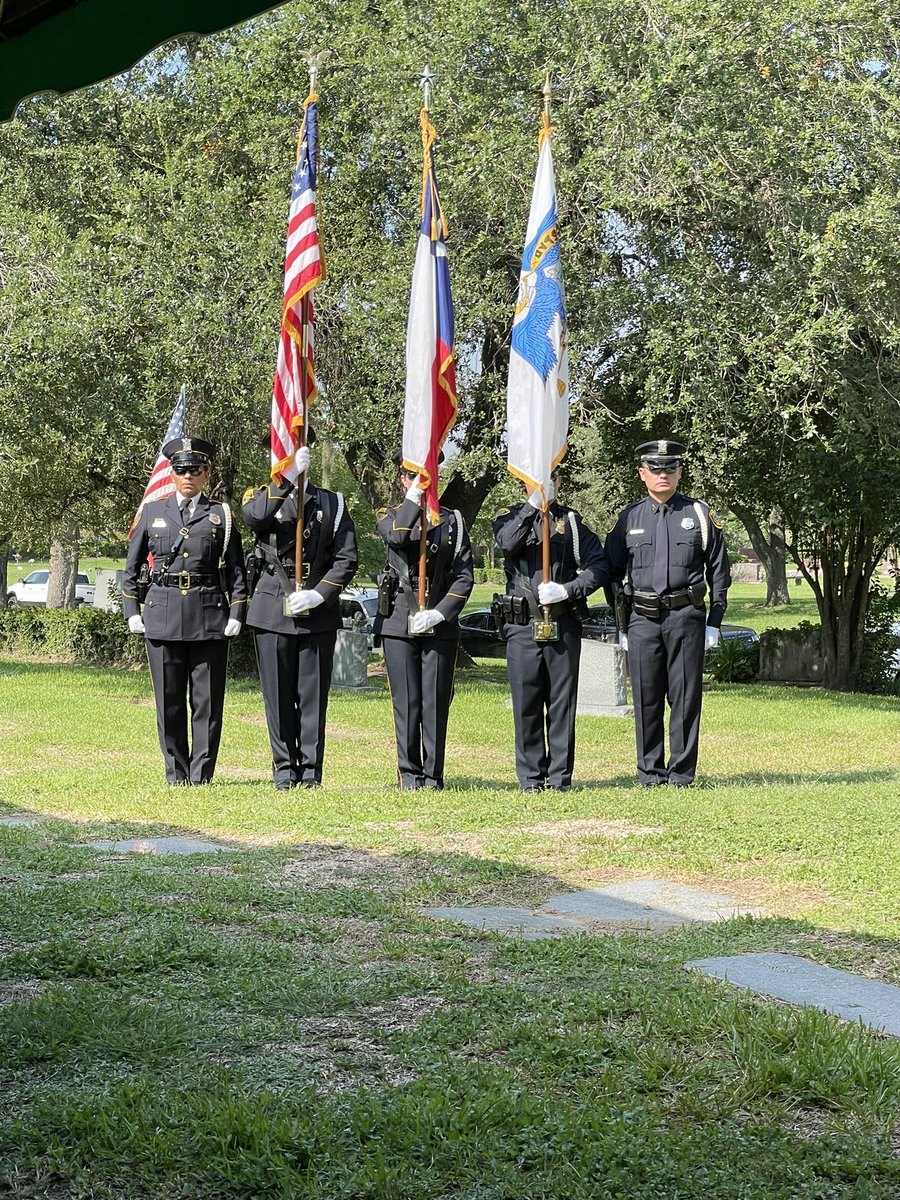 jg_abad's tweet photo. Beautiful ceremony on National Police Woman Day honoring the life of our 1st female officer in the @houstonpolice. Eva Jane Bacher paved the way for women to do this job. Thanks @HPOUTX for attending and @HPROA1 for donating the plaque. #WILE #womeninBlue #Policewomen https://t.co/nW69kQdnxR