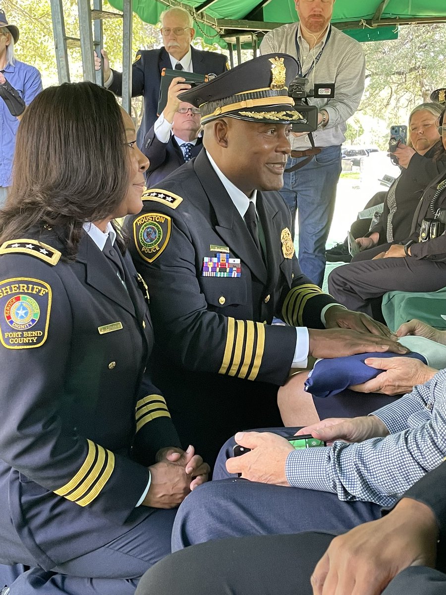 jg_abad's tweet photo. Beautiful ceremony on National Police Woman Day honoring the life of our 1st female officer in the @houstonpolice. Eva Jane Bacher paved the way for women to do this job. Thanks @HPOUTX for attending and @HPROA1 for donating the plaque. #WILE #womeninBlue #Policewomen https://t.co/nW69kQdnxR