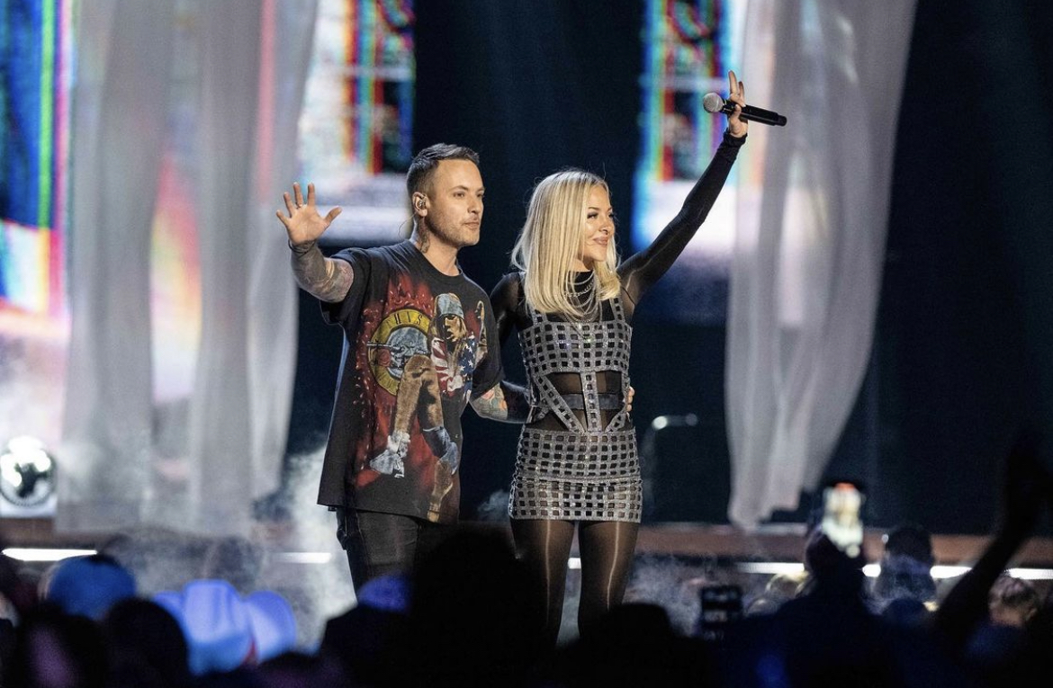 MacKenziePMusic's tweet photo. Last night at the #CCMAwards ✨ @dallassmith … an incredible artist but an even better friend/human.
#onetoo @CCMAofficial
📸 @TourBusEnt https://t.co/dveHs1aOW5