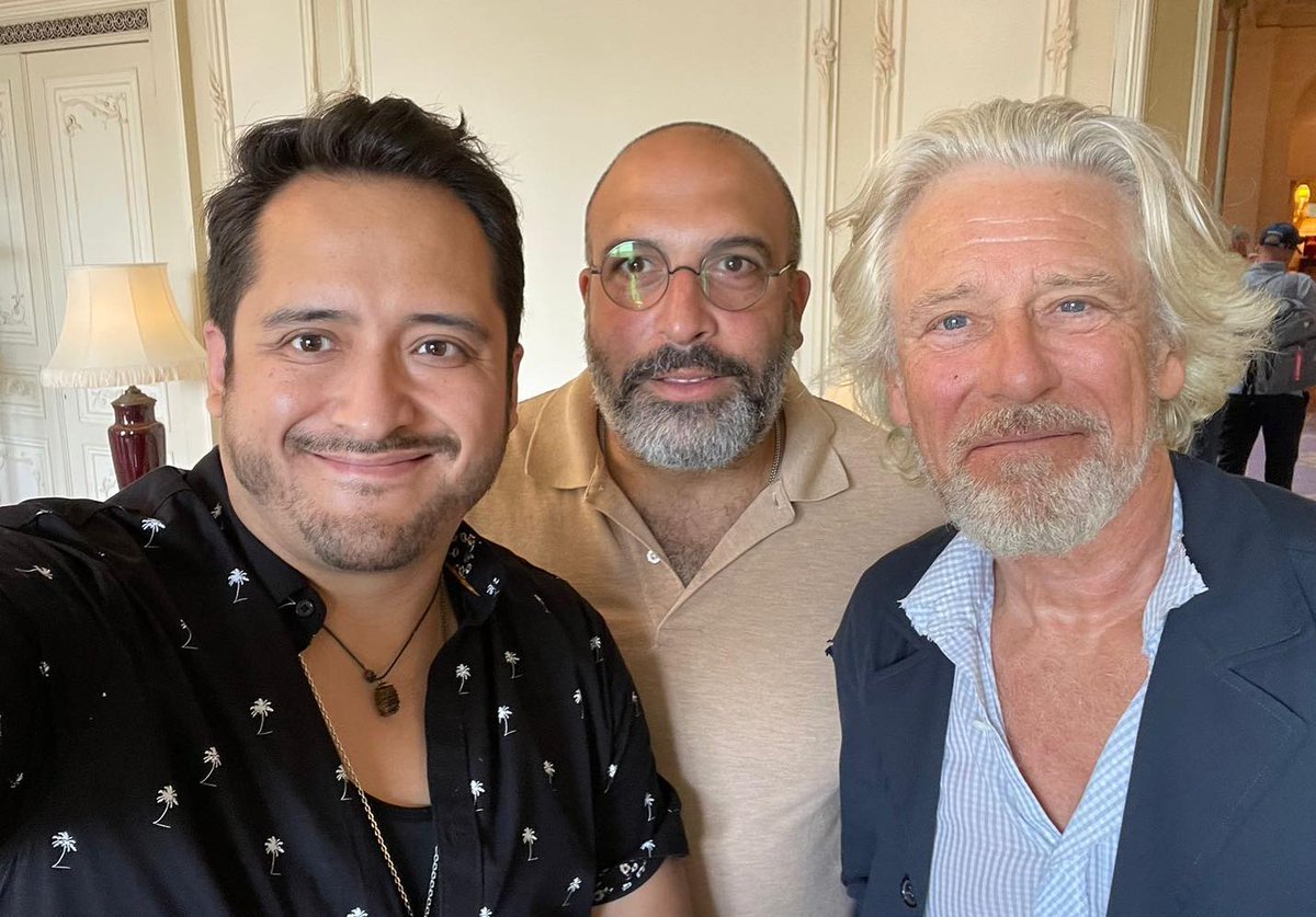 u2peru's tweet photo. Adam como buen fanático de los relojes no podía perderse los #GenevaWatchDays...
Vía IG @doublewristing
#doublewristing #spanishrob #u2 #davidoffbrothers #moser #adamclayton https://t.co/ZPRyO4yxYF
