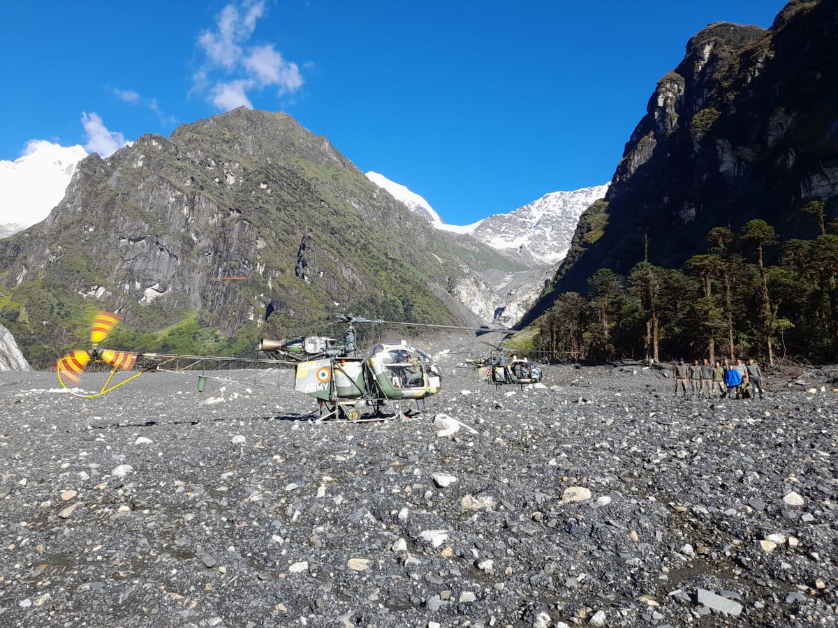 GajrajCorps_IA's tweet photo. #Search&Rescue #TapiMra & #NikuDao, Army helicopters continue aerial search, more personnel & essential equipment inducted. 9 member #RescueTeam making all efforts to locate missing mountaineers.
@adgpi
@easterncomd
@MyGovArunachal https://t.co/Gv2lEv31Y2