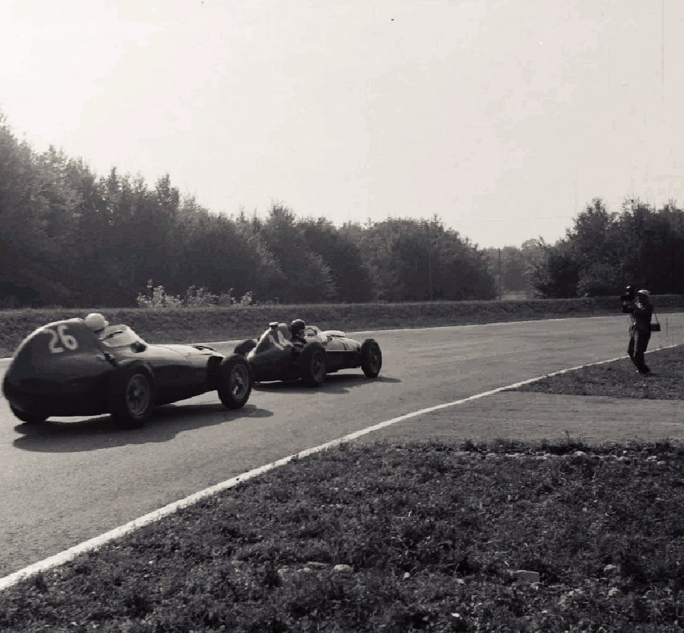 Retromania4ever's tweet photo. 1958 Italian GP 🏁
Mike Hawthorn 🇬🇧 leads Stirling Moss 🏴󠁧󠁢󠁥󠁮󠁧󠁿
@Retromania4ever #classiccars https://t.co/AfJgbmF9Pa