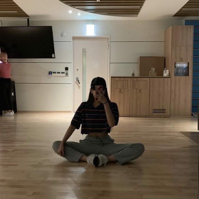 meowzrrr's tweet photo. #ryeji au, где Йеджи балерина и во время гастролей она решила зайти в кафе, где работает Рюджин, которая ничего не смыслит в балете, но теперь очень хочет понравиться одной балерине https://t.co/l5tULEuqEY