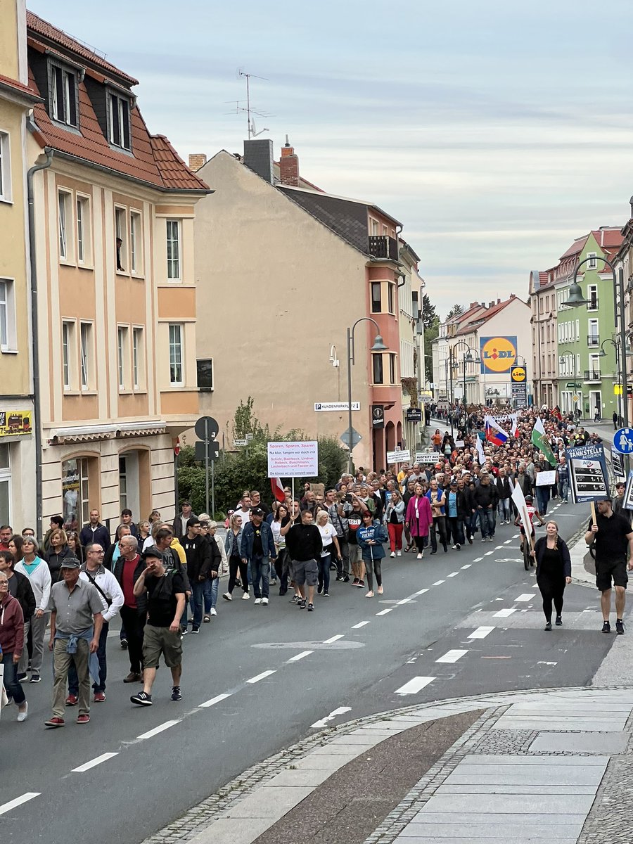 Demoreport1's tweet photo. Das könnten heute in #Bautzen tatsächlich über 2.000 Leute sein. #bz1209 https://t.co/d0JJUG85h4