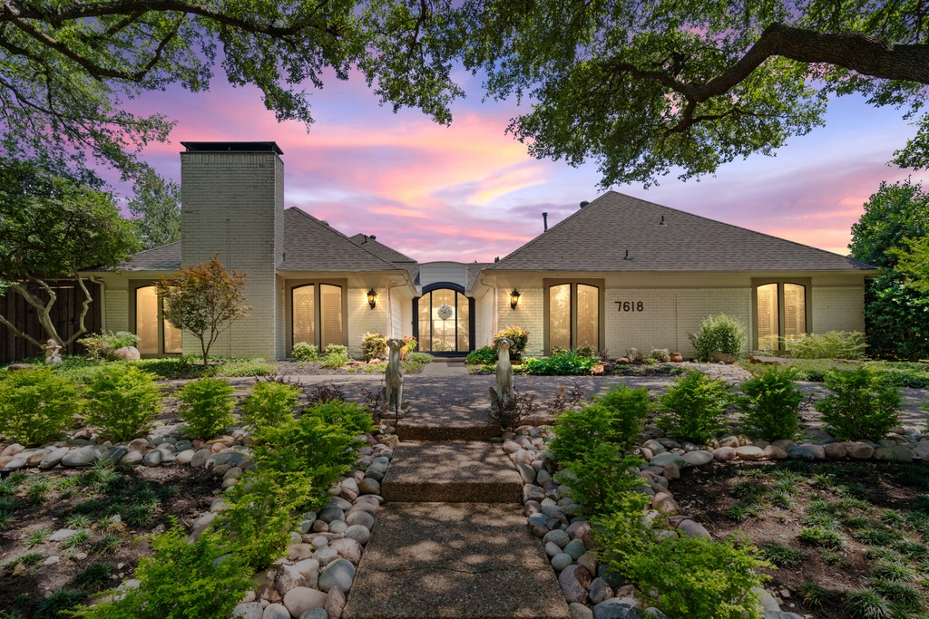 sharp_frame's tweet photo. This home in Dallas is definitely a rare find! And it looks even MORE stunning with our Virtual Dusk✨ Happy Monday, y'all!
#realestatephotography #realestate #sharpframemedia #dallasphotographer #texasrealestate #dallasrealestate #realtor #sanantoniotx #sanantoniorealestate https://t.co/9vB1B4HH0Y
