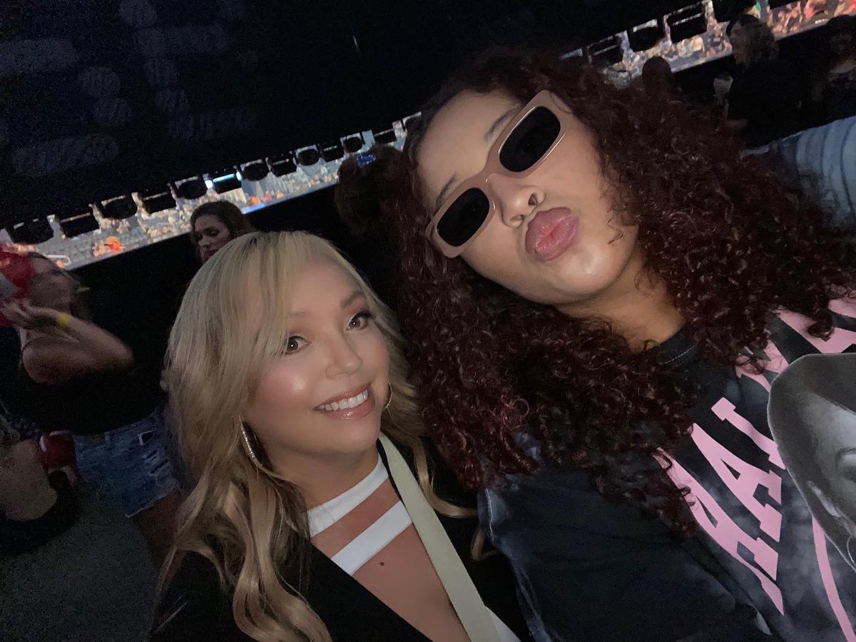 his1Diamond's tweet photo. My daughter &amp; I had an Amazing time at @backstreetboys @nickcarter last night ❤️ #LoveBSB4EVA https://t.co/cgXLt2Ir0c