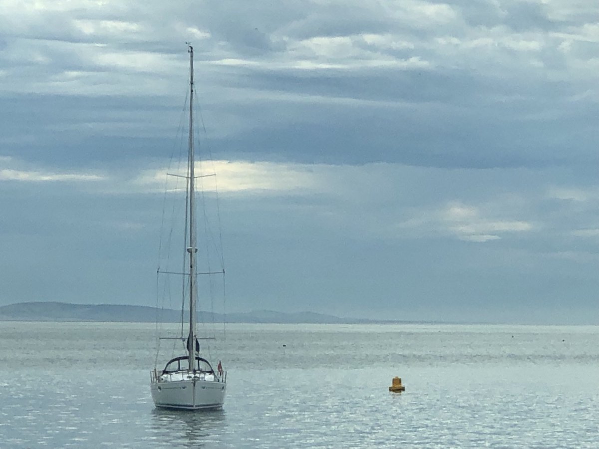 SiriusStar1963's tweet photo. Monday skies. #FortVictoria #HurstCastle #TotlandBay #PureIslandHappiness #IOW☁️ https://t.co/SqpkLtsLPf