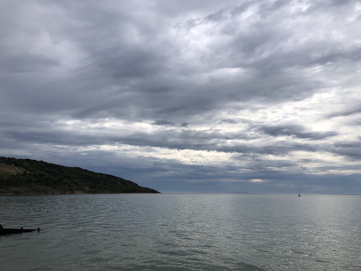 SiriusStar1963's tweet photo. Monday skies. #FortVictoria #HurstCastle #TotlandBay #PureIslandHappiness #IOW☁️ https://t.co/SqpkLtsLPf