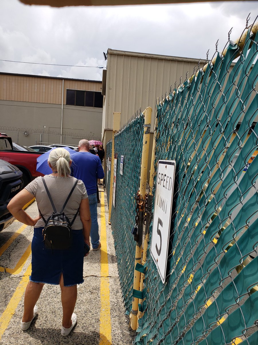 Cyberlobo5's tweet photo. @UPS  Excellent customer service in Caguas, PR where clients have to wait under the hot sun and rain. https://t.co/rD4pIEgKCX