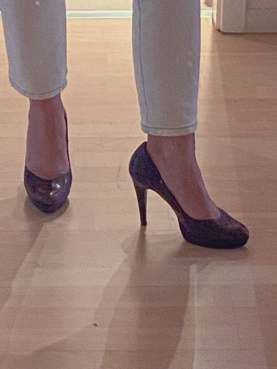 SteffiWagnerHH's tweet photo. Grad aus’m Schrank geholt: Probelaufen für den Anglo German Club morgen Abend. 12 Zentimeter, 2,5 Jahre nicht mehr angehabt - passt, wackelt fast gar nicht, loift. 👠😄
#Pardie https://t.co/qJUqGG3UGr