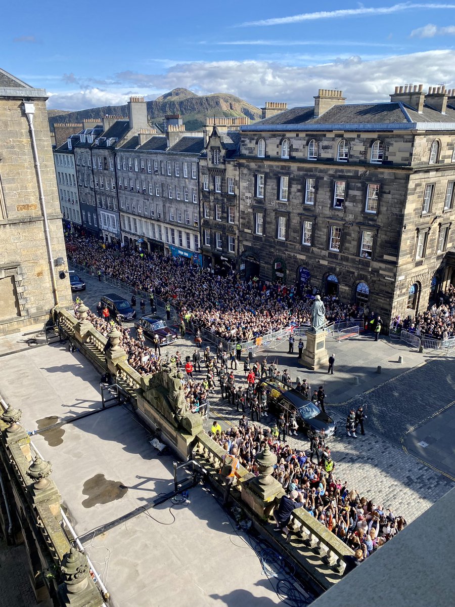 The procession of HM The Queen’s coffin along the Royal Mile followed by HM King Charles, Princes Andrew and Edward and Princess Anne. Thousands came to pay their respects in our beautiful city #edinburgh