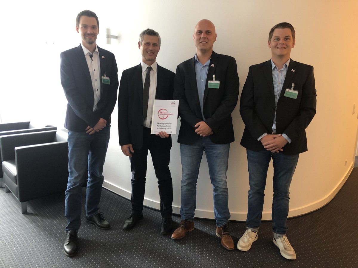Heute trafen sich eine #Abordnung der <a href="/DfeugHamburg/">DFeuG Hamburg</a> mit #Staatsrat Krösser und #Innensenator <a href="/AndyGrote/">Andy Grote</a>. Bei dem Treffen wurde ein #Strategiepapier übergeben um #Lösungen für das #Problem "#Rettungsdienst" aufzuzeigen.
#nurnoch1RTW #rettungsdienstrettenjetzt