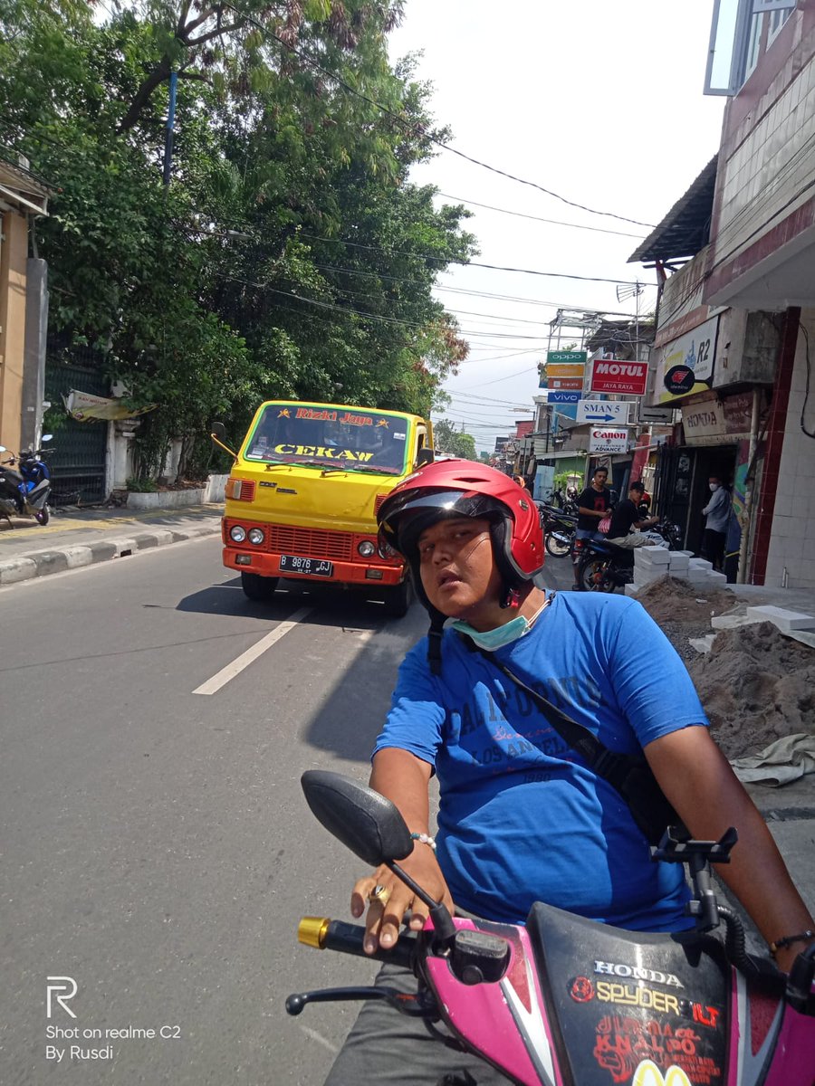 frogymind's tweet photo. @flavchoco gatau udh di tangkep atau belum tpi ini dapet fto dri group sekolahnya ade. di video platnya blur jdi gatau berapa no-nya. entah modusnya apa tpi bahaya banget dan harus waspada. https://t.co/NYrv3lglpP