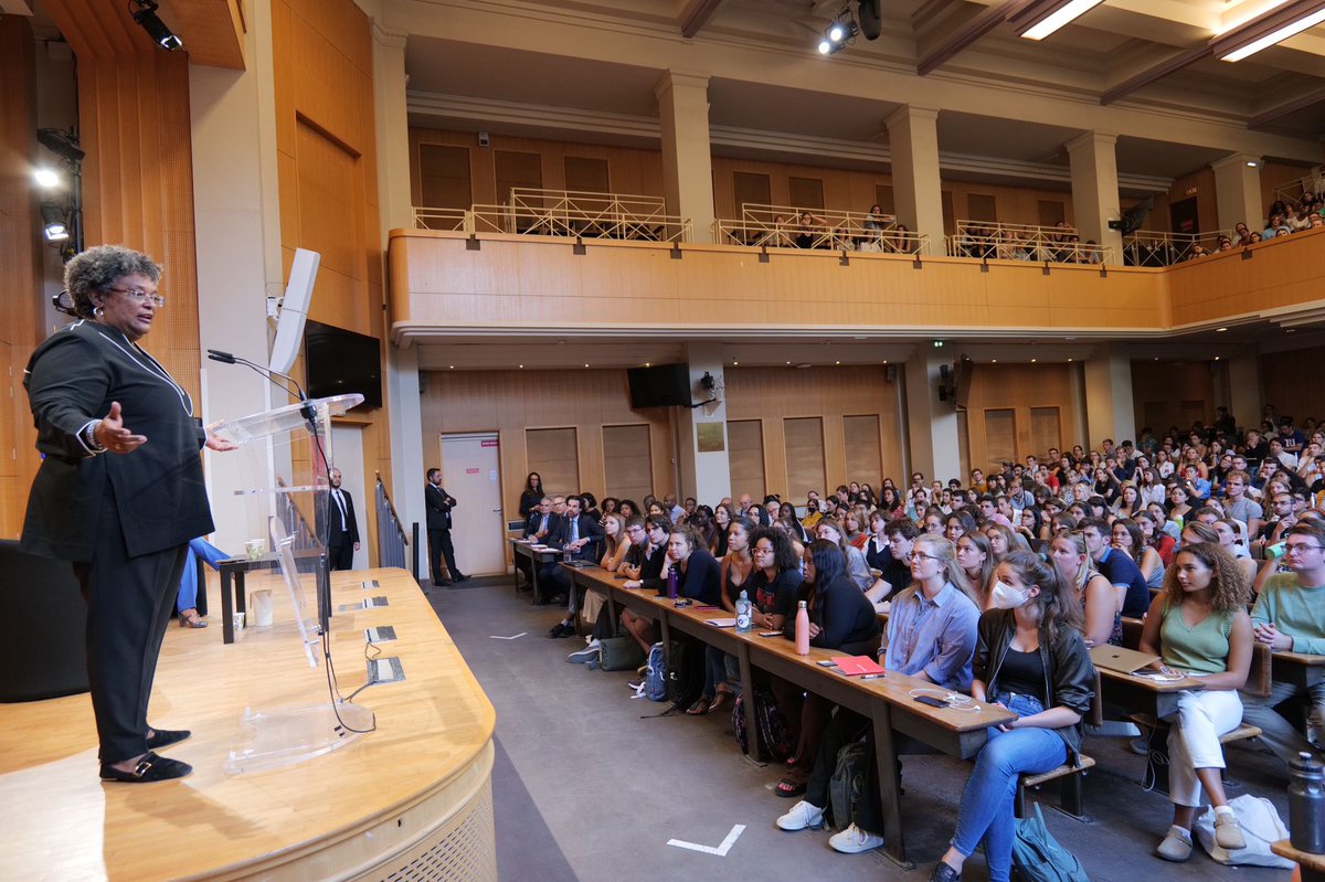 sciencespo's tweet photo. "Your role here is to come out with the ability to think with compassion. Without your heart, your brain goes nowhere." @miaamormottley, Barbados Prime Minister, during @PSIASciencesPo Inaugural Lesson.
🔴 Watch it live ➡️ https://t.co/ZtbmchYt37 #RentréeScPo #WelcomeToScPo https://t.co/dP3vrbIG88