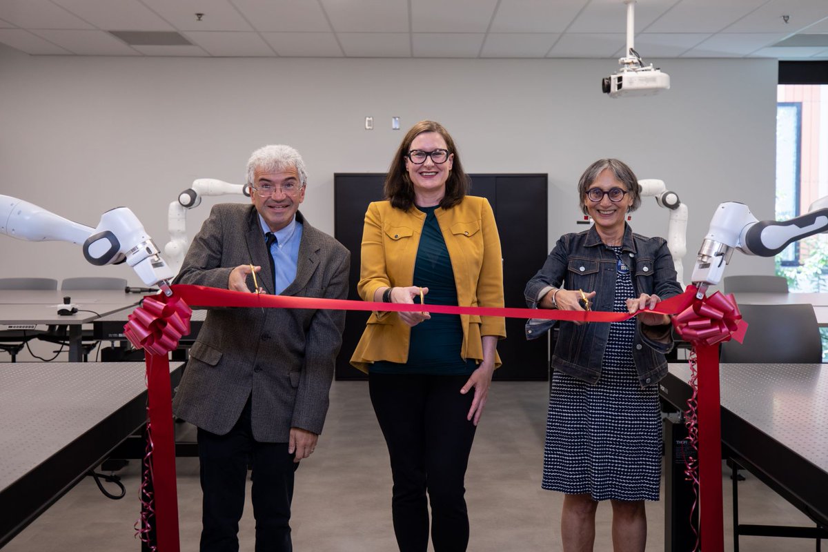 The Undergraduate Robotics Teaching Laboratory is now open! 🤖 
#UTM undergrad students will be learning the fundamentals of robotics hands-on starting this fall in the Maanjiwe nendamowinan building.