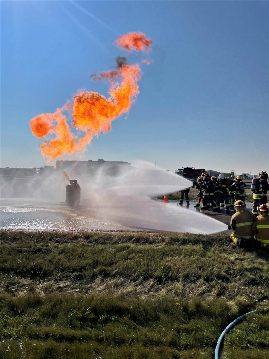 ERACanada's tweet photo. ERAC was in Lloydminster, Alberta, this weekend to hold an LPG Level 1 Operations firefighting training session. Thank you to @LloydCoop for generously supporting our training session and making it a success!
#Training #LPG #EmergencyResponse https://t.co/s7jRwBX2Iq