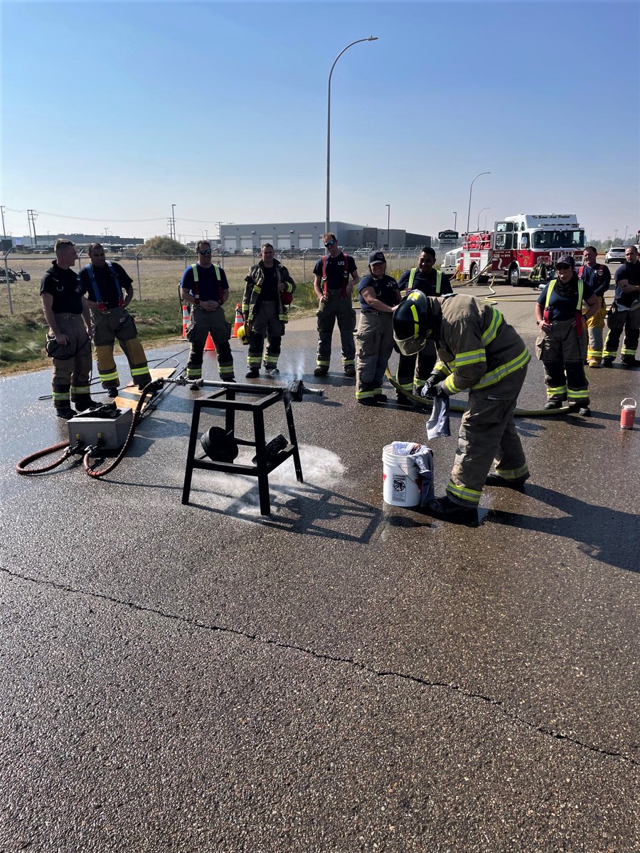 ERACanada's tweet photo. ERAC was in Lloydminster, Alberta, this weekend to hold an LPG Level 1 Operations firefighting training session. Thank you to @LloydCoop for generously supporting our training session and making it a success!
#Training #LPG #EmergencyResponse https://t.co/s7jRwBX2Iq
