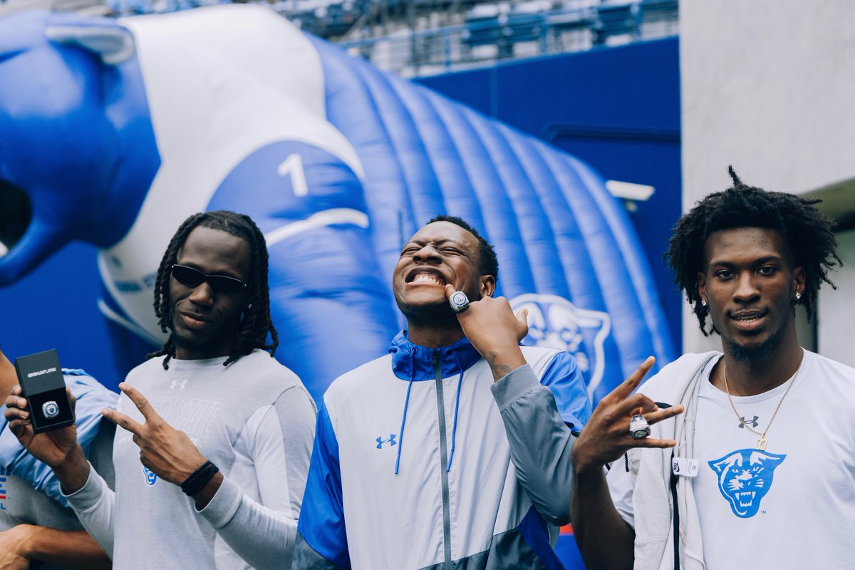 GSU_MBasketball's tweet photo. ๐ง๐๐๐ก๐ก๐ฎ ๐ฝ๐๐ ๐ง๐๐ฃ๐๐จ ๐
The 2022 Sun Belt Champions received their rings Saturday ๐คฉ๐
#OurCity | #MORE https://t.co/mdH3NrTMJz