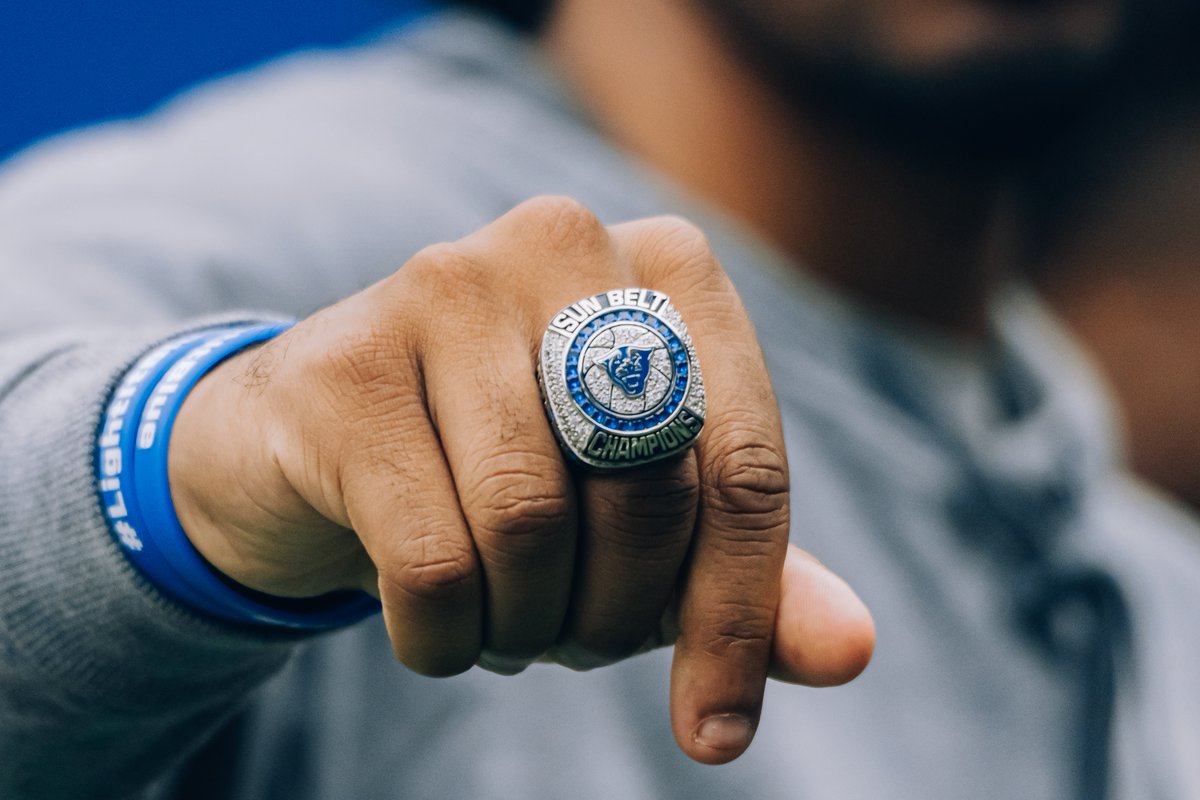 GSU_MBasketball's tweet photo. ๐ง๐๐๐ก๐ก๐ฎ ๐ฝ๐๐ ๐ง๐๐ฃ๐๐จ ๐
The 2022 Sun Belt Champions received their rings Saturday ๐คฉ๐
#OurCity | #MORE https://t.co/mdH3NrTMJz
