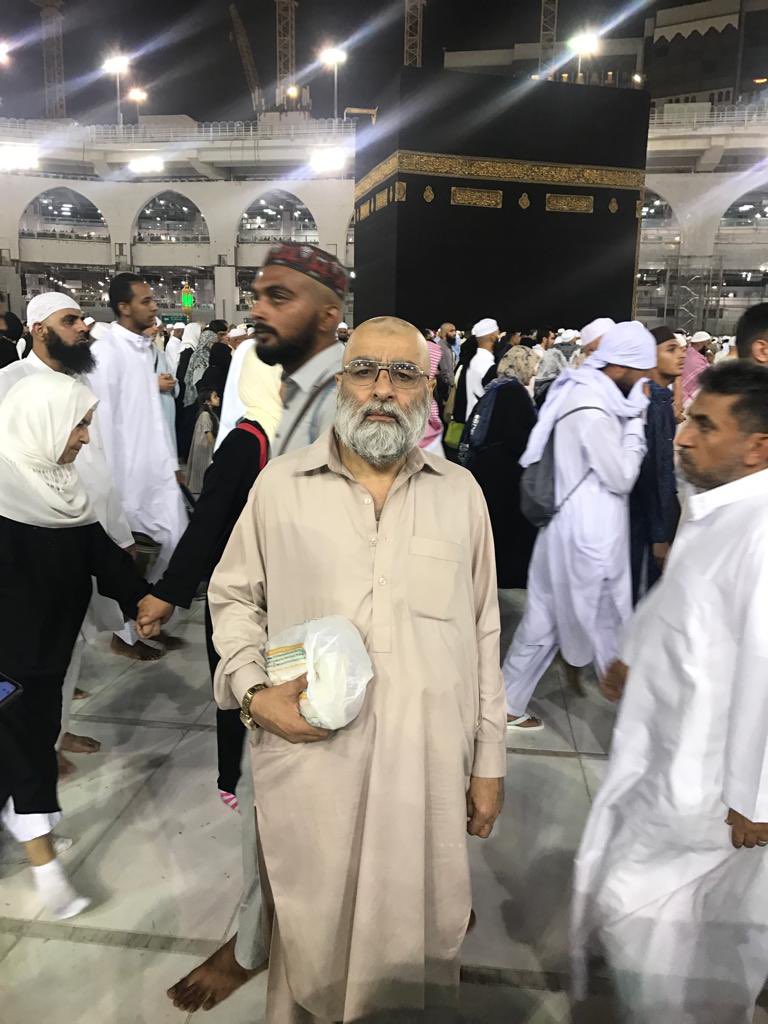 Samarjournalist's tweet photo. کراچی سچل صفورہ زہرا نگر میں سابق سیکرٹری ایکسپورٹ پروسیسنگ زون اتھارٹی ظہور احمد کو گھر میں بیوی سمت چھریوں کے وار کرکے قتل کر دیا گیا پولیس کے مطابق مقتول کا بیٹا گھر میں ہی موجود تھا ڈکیتی کےشواہد نہیں ملے پولیس قتل کی باریک بینی سےتفتیش کر رہی ہے 
#Epza #karachi #ZahoorAhmed https://t.co/oQsNGVWfCg