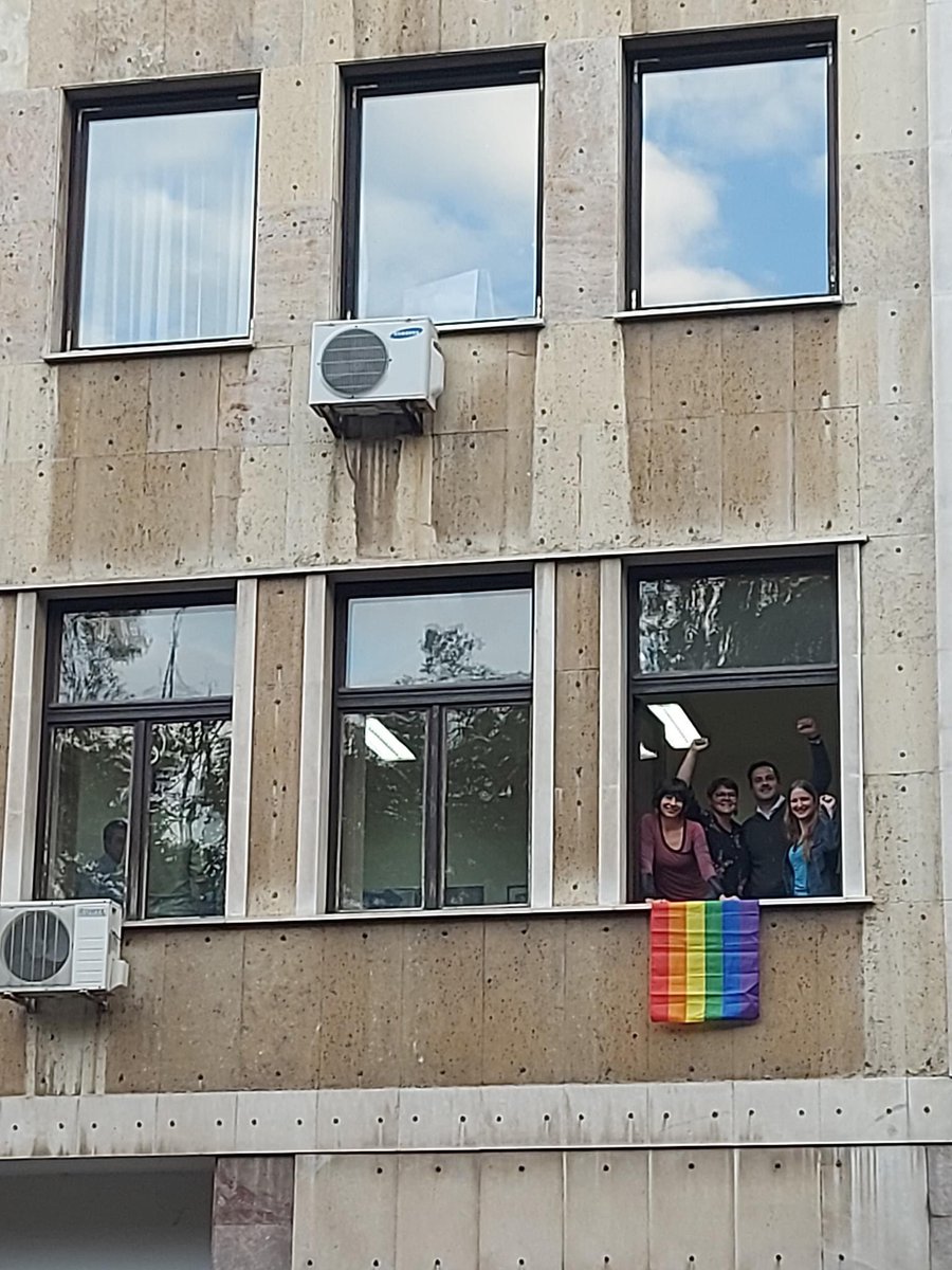 MilosBudimir's tweet photo. Jasna je poruka sa prostorija odborničke grupe u Skupštini grada Beograda @nedavimobgd @MORAMO2022 koja je u institucije unela i borbu za jednaka prava svih građana 🏳️‍🌈💪

Čiji grad? https://t.co/XNydJl5HIJ