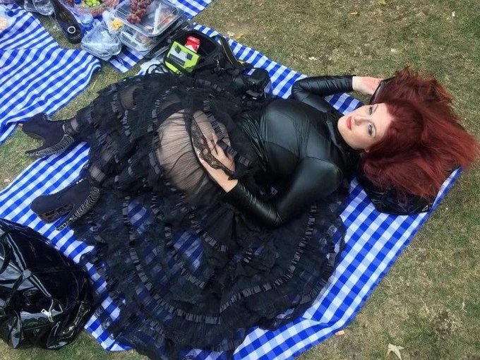 Ne rate pas l'article catanzaro Autres robes que je vends sur @VintedFR. Taille L / 40 / 12 &agrave; 400,00&nbsp;&euro;