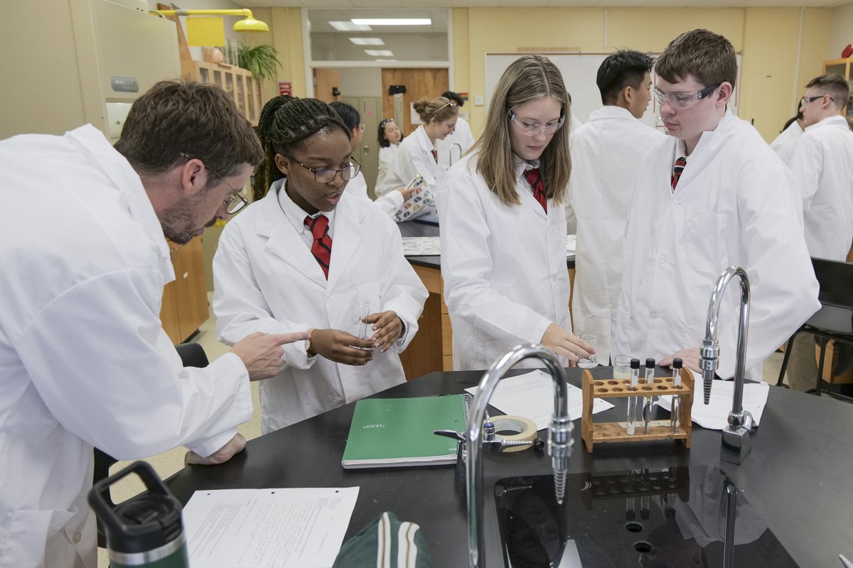 SacredHeartHfx's tweet photo. At Sacred Heart, it isn’t just the chemicals that are bonding, but our students as well! #MySHSH #Halifax #chemistry #STEM https://t.co/fAy6iLFt61