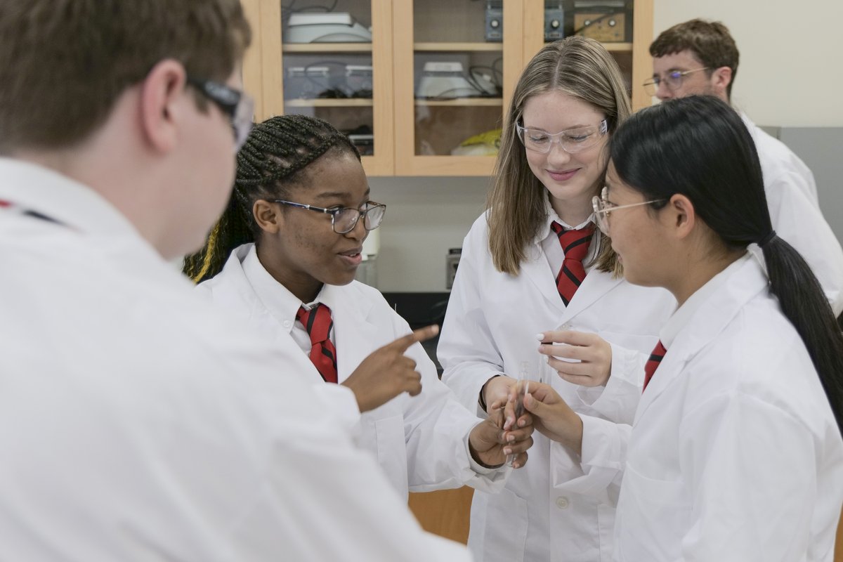 SacredHeartHfx's tweet photo. At Sacred Heart, it isn’t just the chemicals that are bonding, but our students as well! #MySHSH #Halifax #chemistry #STEM https://t.co/fAy6iLFt61