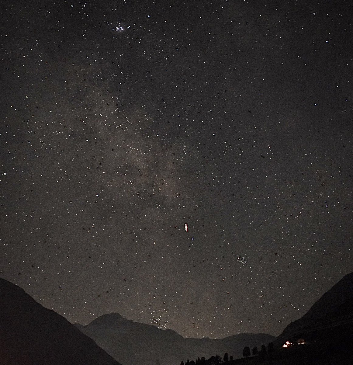 MeijerNijmegen's tweet photo. Crucified starcluster peeping over the mountains ✨💫 #Messier7
#MilkyWay #Astrophotography
#Austria #Alps #Universe https://t.co/Em2hfS8le7