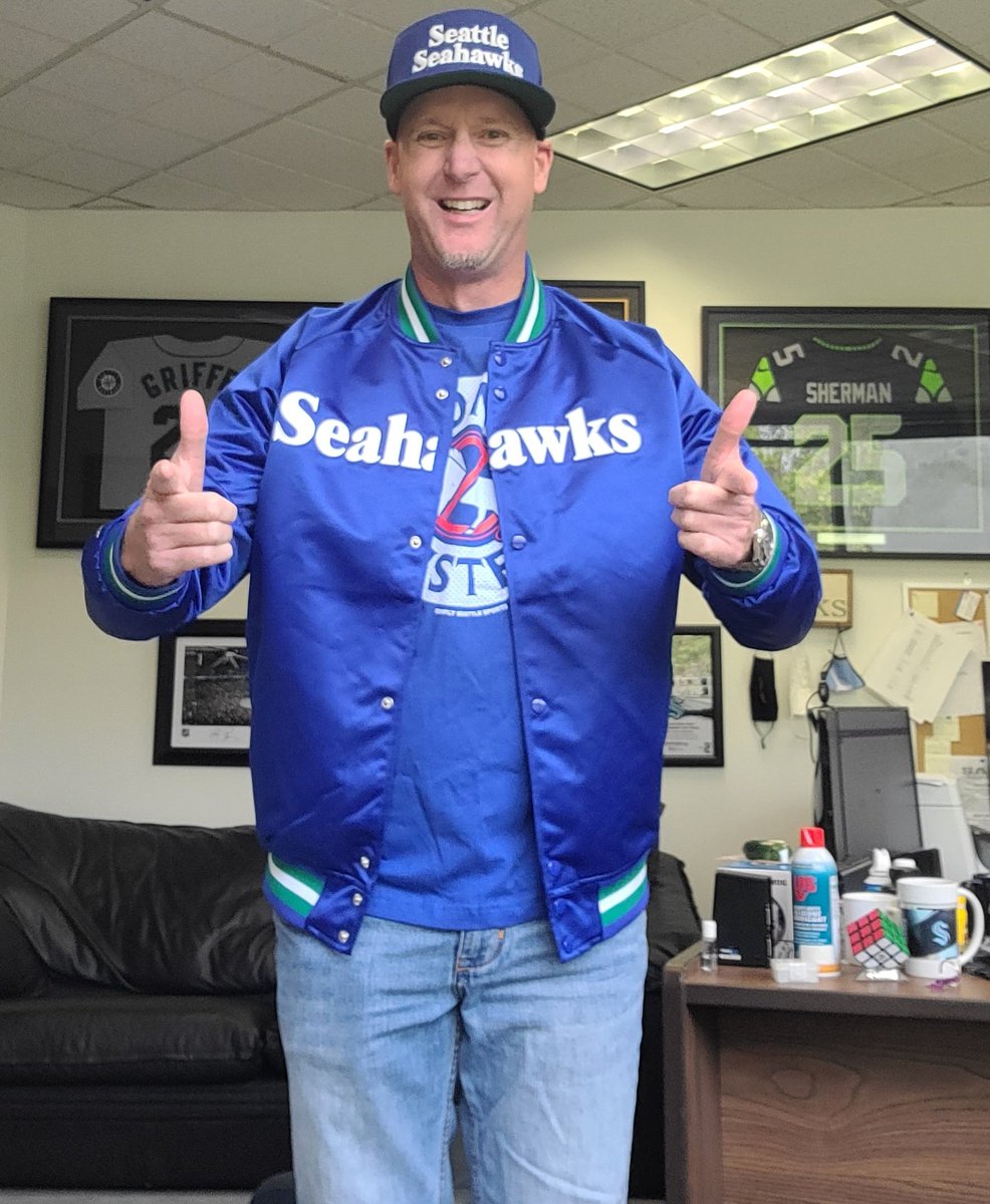 RichOlson23's tweet photo. It's game day. Go @Seahawks @MNF thanks to @simplyseattle for game day gear hook-up. #BroncoBusters. https://t.co/OHvvqUOKhE