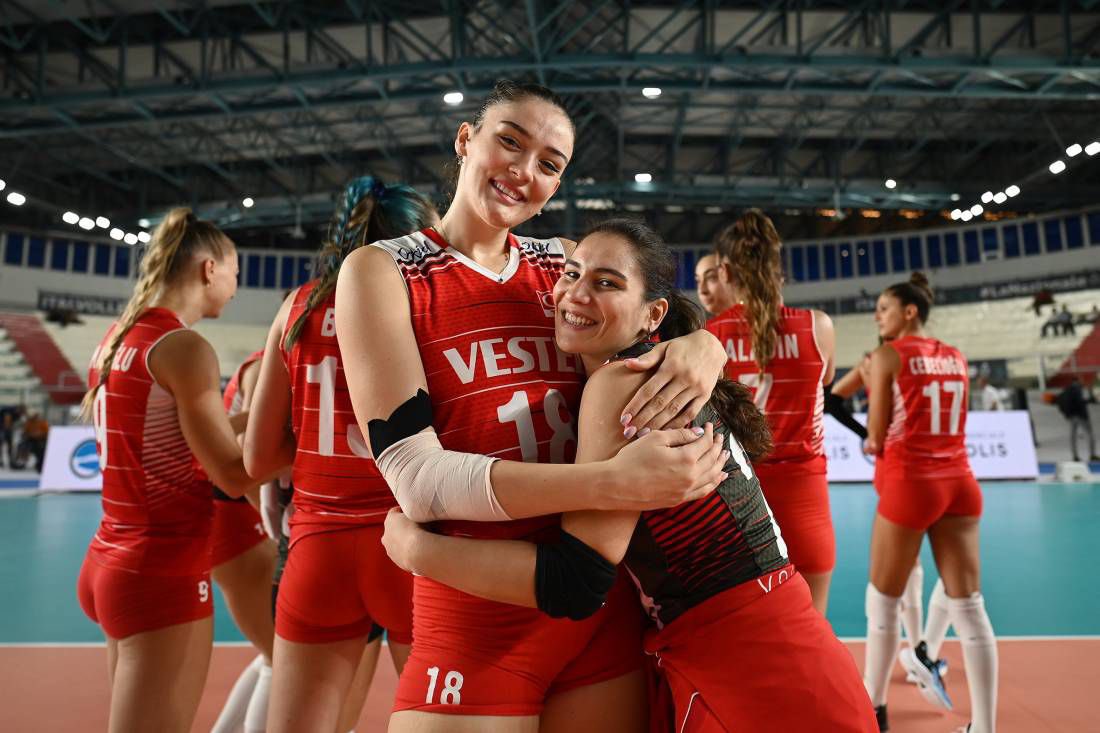 trtsporyildiz's tweet photo. 🏐 #FileninSultanları, DHL Hazırlık Turnuvası’na galibiyetle başladı. 

🇮🇹 İtalya 1 - 3 Türkiye 🇹🇷 

🆚 25-22, 23-25, 18-25, 15-25 https://t.co/NkAB5ZGf5B