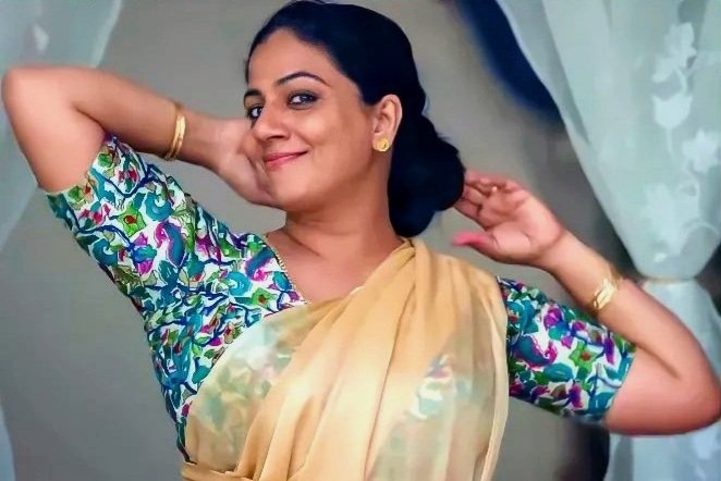 Incestcm's tweet photo. Frd : last time vandha apo veliya chinna work urgentnu avasarathula sapdama poiten intha thadava oru pidi pidikama poga matten aunty 

@Busty_Jeenu amma :Kandipa da kanna Intha thadava mulusa unaku sapadu potu than anupuven auntya eppavum marakave matta ne https://t.co/QrR0vVl6rZ