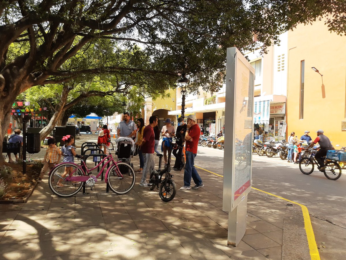 biciamigable's tweet photo. 🥳Estoy muy feliz porque acabamos de instalar ciclopuertos para 24 bicis, en la plaza principal de Zamora MX. Es sorprendente que en minutos ya había usuarias amarradas 😍
Agradecimientos y felicitaciones a #zamorabybike y a la dirección de movilidad del @Zamora_Gobierno 💚 https://t.co/vALL9lKytT