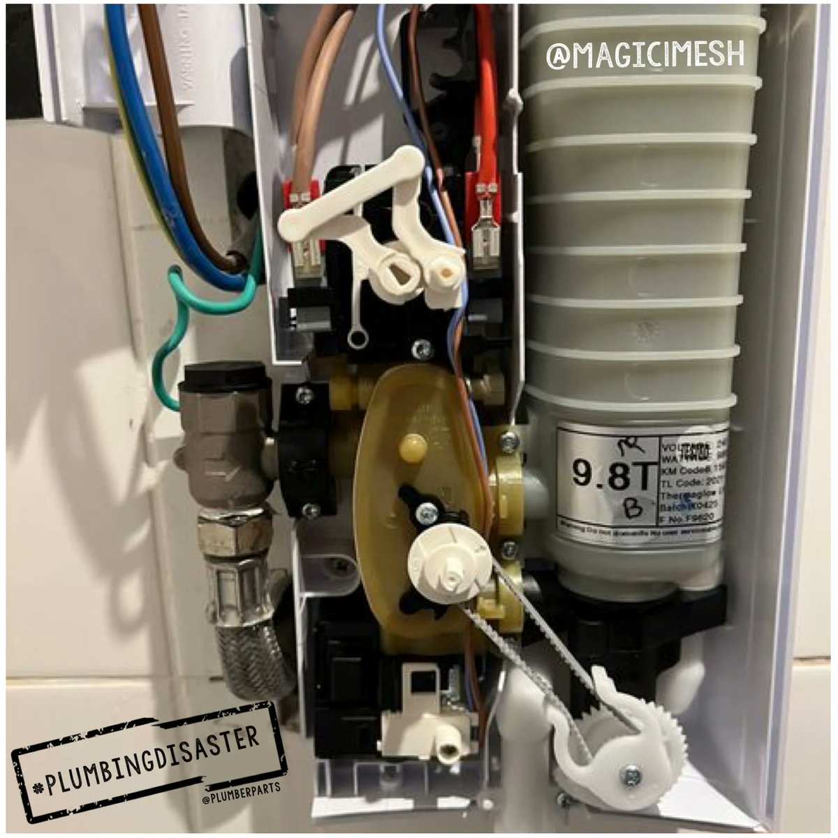 plumberparts's tweet photo. This #FlexiFriday was sneaking behind the shower and creating inconsistent water pressure! Shower kept cutting in and out and when @magic1mesh  took the case of and saw that, the alarm bells started ringing! Send your pics/video &amp; tag @plumberparts with #PlumbingDisaster https://t.co/MWvn0TrTqr