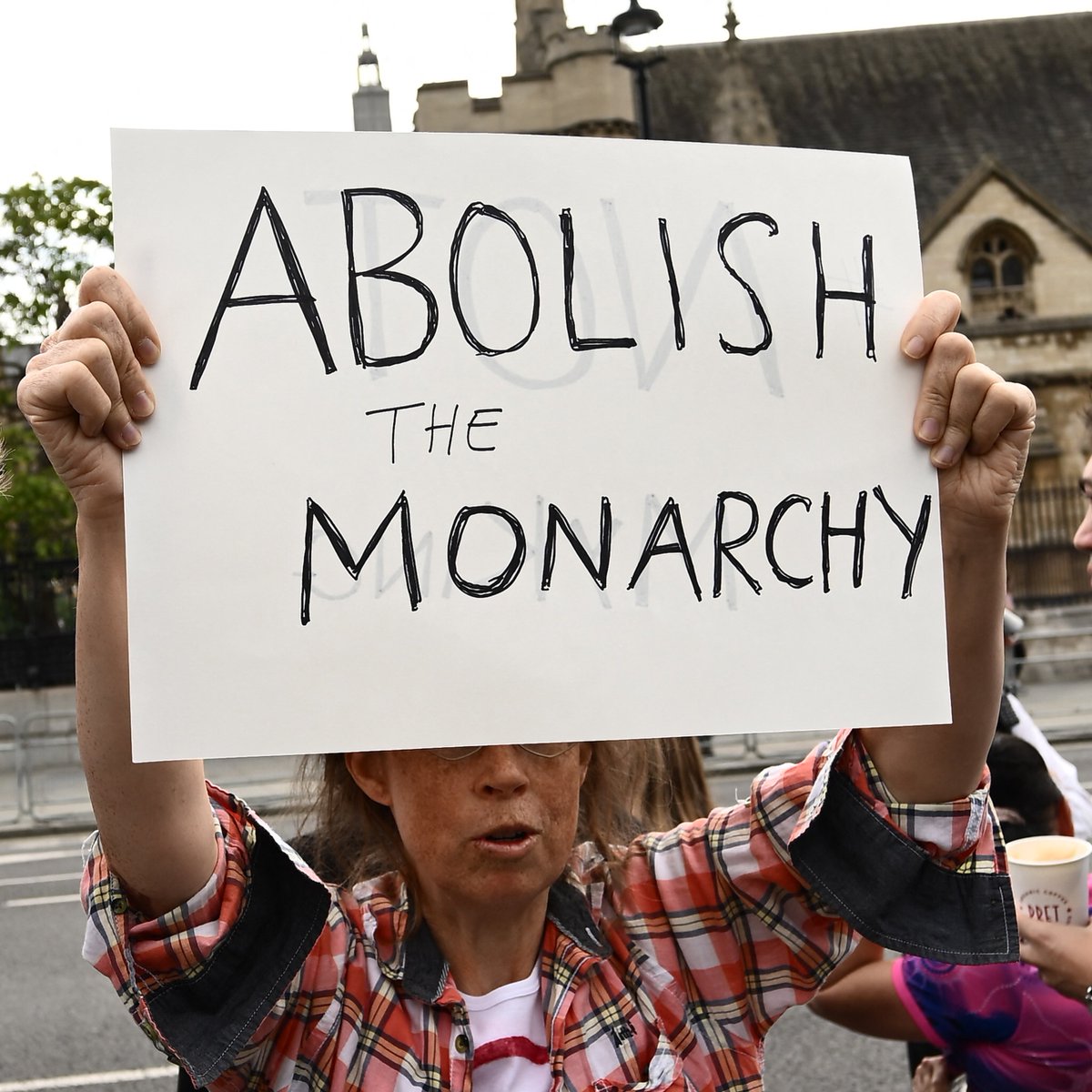 ajplus's tweet photo. UPDATE: UK police confirmed at least 4 people arrested for protesting the monarchy and King Charles:
โช๏ธ 1 man in Oxford who shouted: "Who elected him?"
โช๏ธ 3 in Edinburgh, including a 74-year-old, a woman holding a sign and a man who called Prince Andrew "a sick old man." https://t.co/9I6T8dGKKi
